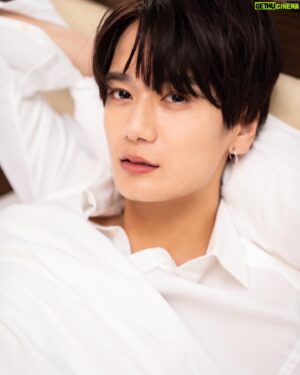 Kaito Hori Instagram - 【おしらせ】
.
.
.

堀海登ファースト写真集「Sea」の発売が決定しました！！！

ずっと一つの夢だった写真集。
皆さんのおかげで、一つの形にすることができました。
いつも本当にありがとうございます。

僕の人生、24年間を表現した一冊になっていると思います。

もうね、めちゃくちゃかっこいいです。
天才のカメラマン、天才のヘアメイクさん、天才のプロデューサー陣の皆さんと作り上げた最高の一冊。
楽しみにしててくださいな😬