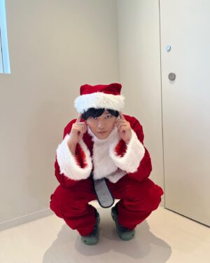 Kaito Sakurai Instagram - 撮影現場でクリスマスを迎えました。

共演者と一緒にクリスマス仕様で現場入り。

愉快な作品撮っております。

みんな、メリークリスマス🎄