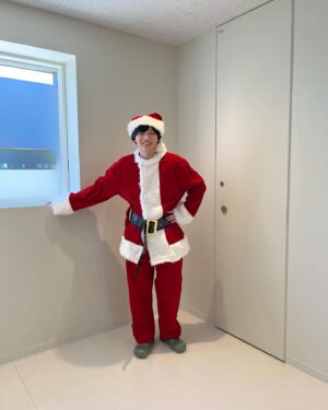 Kaito Sakurai Instagram - 撮影現場でクリスマスを迎えました。

共演者と一緒にクリスマス仕様で現場入り。

愉快な作品撮っております。

みんな、メリークリスマス🎄
