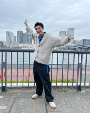 Kaito Sakurai Instagram - そう言えば、また役で髪切りました。
年一のペースで短髪なってます。

ブランチ衣装👕

【スタジオ】
cardigan:@sublations_official

shirt:@wizzard_fac

shoes:@clarksoriginals

【トレンド部】
pants:@cullni
　　　@sian.pr

shoes:@alterum_official
  @joyeux_press