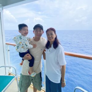Kaki Sham Instagram - 第一次帶媽媽去郵輪玩，慶祝媽媽生日❤️☺️開心嘅體驗

望住個海真係好舒服，臻臻玩到唔捨得走，又玩Lego又玩水

Thank you 
@lego 
@5ivesgroup 
@resortsworldcruises 
#樂高郵暑假