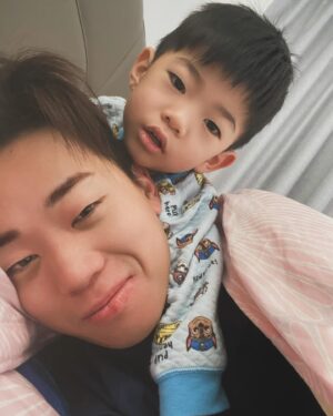 Kaki Sham Instagram - 聖誕節嘅禮物就係呢個病咗嘅小朋友一起身對住你塊面打乞嗤🙄❤️祝各位聖誕節快樂🎄身體健康

圖1想同佢影相
圖2係打完乞嗤
圖3係得戚樣