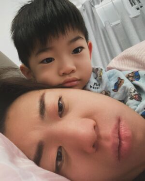 Kaki Sham Instagram - 聖誕節嘅禮物就係呢個病咗嘅小朋友一起身對住你塊面打乞嗤🙄❤️祝各位聖誕節快樂🎄身體健康

圖1想同佢影相
圖2係打完乞嗤
圖3係得戚樣