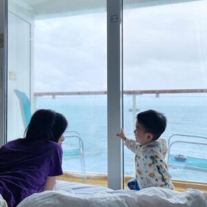 Kaki Sham Instagram - 第一次帶媽媽去郵輪玩，慶祝媽媽生日❤️☺️開心嘅體驗

望住個海真係好舒服，臻臻玩到唔捨得走，又玩Lego又玩水

Thank you 
@lego 
@5ivesgroup 
@resortsworldcruises 
#樂高郵暑假