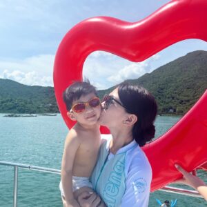 Kaki Sham Instagram - 呢個小朋友正式返學喇，估唔到大得咁快，等爸爸做完嘢返黎帶你返學，希望你可以繼續開心健康快樂成長，辛苦太太嘅悉心照顧❤️I miss you