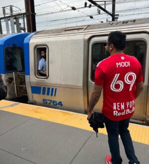 Kal Penn Instagram - Great to be back at a match, NJ @newyorkredbulls 👏🏽👏🏽👏🏽👏🏽 Missed seeing @edelman_24 @mhalliday26 ⚽️🇺🇸🤞🏽