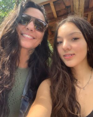 Kalindra Faria Instagram - Há exatamente 16 anos atrás , vc estava vindo🤰🏻 
Para mudar a minha vida !!!!
Sou muito grata por ter você como filha e parceira de vida . 
Vc é minha companheira e minha melhor amiga depois da Vó kkkk . 
Você me acalma , me traz alegria e me faz ter vontade de vencer e de viver . 
Obrigada por ser tão carinhosa comigo , brincalhona e folgada as vezes 😜 
Amo seu jeito de falar de ser de se expressar. 
Você é a melhor coisa que eu já fiz neste mundo . 
Eu vou te amar incondicionalmente por toda minha vida ❤️🙏🏻. 

Feliz aniversário @kay__fn 🥳