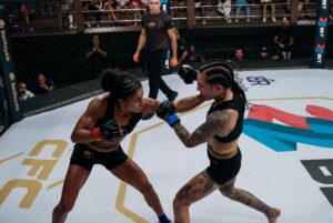 Kalindra Faria Instagram - Seja forte , corajoso  e mantenha-se constante no que determinou... 💪🏻

@centurion.mma 🏆

#life #lifestyle #fight #luta #mma #atleta