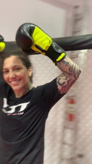 Kalindra Faria Instagram - Minha motivação vem da vontade de me melhorar sempre !!!!!

Obrigada @arturbambam pelos treinos 👊🏻

#treino #boxe #mma #muaythai #vtt #valetopteam