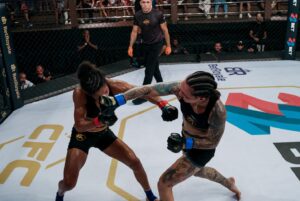 Kalindra Faria Instagram - Seja forte , corajoso  e mantenha-se constante no que determinou... 💪🏻

@centurion.mma 🏆

#life #lifestyle #fight #luta #mma #atleta