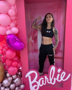 Kalindra Faria Instagram - Já disponível nos ringues e octógonos !!😂 

Há gente, qual menina não teve uma @barbie quando criança heim ?? 

Bem a boneca mais famosa do mundo vai ter sua versão em filme e com certeza vai estourar 💥 
@barbiethemovie ❤️

#barbiestyle