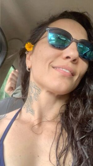 Kalindra Faria Instagram - Ela é assustadora e inspiradora, feroz
e bela ao mesmo tempo. 

#kali #kalindra 🙏🏻🏆❤️