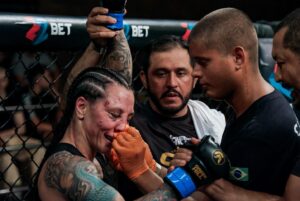 Kalindra Faria Instagram - Seja forte , corajoso  e mantenha-se constante no que determinou... 💪🏻

@centurion.mma 🏆

#life #lifestyle #fight #luta #mma #atleta