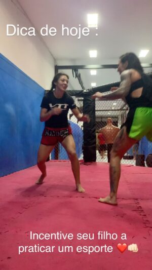 Kalindra Faria Instagram - Eu e minha casca de bala @kay__fn ❤️

#treino #luta #esporte