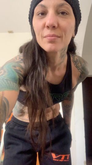 Kalindra Faria Instagram - 🔥🔥🔥🔥

#Udiyana Bandha #yoga #secabarriga #abdomen #treino #fitnessmotivation .