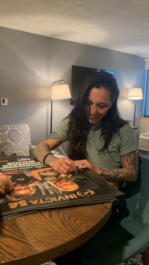 Kalindra Faria Instagram - Nos maiores eventos de MMA do mundo, os atletas passam por rigorosos processos de corte de peso e, depois da pesagem oficial na véspera da luta, recuperam peso com reidratação. 
Para tentar reduzir os impactos negativos dos processos, o UFC proibiu recentemente a reidratação com soro intravenoso em quantidades acima de 50 mililitros por seus atletas.

Mas isso não significa que seja cumprido , muitos atletas se desidratam e ultrapassam seus limites somente para bater o peso . 

Os atletas  fazem esse processo parecer
fácil, Amas isso não significa que o processo não seja perigoso. 
Este é um dos processos mais perigosos no esporte .

“Em curto prazo, o principal problema para o lutador pode ser a perda de performance. Não perdendo o peso bem, o ‘gás’ pode acabar rápido, a contração muscular pode ser prejudicada pela falta de sódio. A longo prazo, pode haver uma insuficiência renal. Mas não é possível afirmar que acontecerá com todos os lutadores, depende do organismo, do quanto peso perdem”, ressalta o especialista.

“Sei de casos em que lutadores iniciantes que estão cortando peso para ganhar um dinheiro. Por causa de uma premiação de 100 reais, alguns atletas desidratam de forma errada, param de beber água, entram numa sauna, perdem peso e não recuperam direito. É perigoso porque, além de não recuperar o peso direito e lutar mal, pode sim ter problemas sérios de saúde, porque não tem acompanhamento médico e nutricional”,

Este processo precisa de muito cuidado e de profissionais especializados nisso . 
Bem a conclusão é uma só , respeite seu corpo , respeite seus limites , não desça muito peso , pense a longo prazo os problemas que pode causar a seu corpo , não tem título não não tem dinheiro que pague pela sua vida e sua saúde . 

As coisas ruins não acontecem só na casa do vizinho , as vezes achamos que estamos no controle de tudo , e nem sempre é assim 😅

Se cuidem 🙏🏻