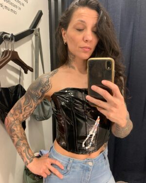Kalindra Faria Instagram - Uma bruzinha nova resolve tudo 🤣 

Sou apaixonada pelas roupas @lojayoucom 

#passeio #loja #compra #mulher #feliz