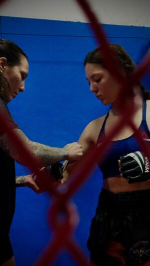 Kalindra Faria Instagram - Nosso rolê de todo dia 💁🏻‍♀️✨🗣

#maeefilha #familiadelutadores #humor #mmafights #muaythai #boxe #lyfestyle #foryou #comedia