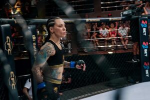 Kalindra Faria Instagram - Seja forte , corajoso  e mantenha-se constante no que determinou... 💪🏻

@centurion.mma 🏆

#life #lifestyle #fight #luta #mma #atleta