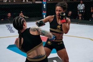 Kalindra Faria Instagram - Seja forte , corajoso  e mantenha-se constante no que determinou... 💪🏻

@centurion.mma 🏆

#life #lifestyle #fight #luta #mma #atleta