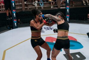 Kalindra Faria Instagram - Seja forte , corajoso  e mantenha-se constante no que determinou... 💪🏻

@centurion.mma 🏆

#life #lifestyle #fight #luta #mma #atleta