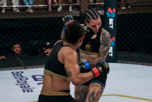 Kalindra Faria Instagram - Seja forte , corajoso  e mantenha-se constante no que determinou... 💪🏻

@centurion.mma 🏆

#life #lifestyle #fight #luta #mma #atleta