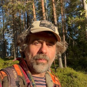 Kalle Zackari Wahlström Instagram - Underbara dagar i Västerbottens inland. Fanns en hel del älg, men dom vägrade stå. Kerstin kom med största tjuren jag sett på grannmarken. Får ta nya tag efter brunsten. Älgarnas asså, inte min. Bra kämpat hundar och människor. Funderar på att ta en dusch när jag kommer hem.