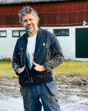 Kalle Zackari Wahlström Instagram - Det blir glesbygdskavajer till jul! Hörs hos @kaerret. Halm modellens egna.

🌙🌈