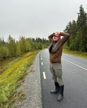 Kalle Zackari Wahlström Instagram - Underbara dagar i Västerbottens inland. Fanns en hel del älg, men dom vägrade stå. Kerstin kom med största tjuren jag sett på grannmarken. Får ta nya tag efter brunsten. Älgarnas asså, inte min. Bra kämpat hundar och människor. Funderar på att ta en dusch när jag kommer hem.
