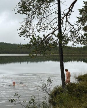Kalle Zackari Wahlström Instagram - Underbara dagar i Västerbottens inland. Fanns en hel del älg, men dom vägrade stå. Kerstin kom med största tjuren jag sett på grannmarken. Får ta nya tag efter brunsten. Älgarnas asså, inte min. Bra kämpat hundar och människor. Funderar på att ta en dusch när jag kommer hem.