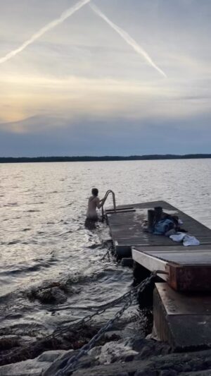 Kalle Zackari Wahlström Instagram - När sommargästerna åkt hem 

(Nu med mindre tutte, Brita 😒)