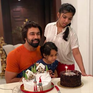 Kalyaan Dhev Instagram - My Christmas Present 🎁 turns 3! Happy Birthday my lil baby @navishka_k 🎂 🎄🥰 
Love you ♾ 

#HBDNavishka #NavishkaTurns3 #DaughtersAreTheBest