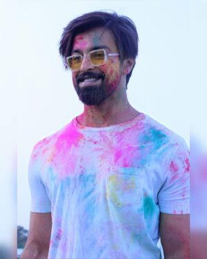 Kalyaan Dhev Instagram - Folks, wish you all the bright hues of life! Have a super colourful one! 🎨