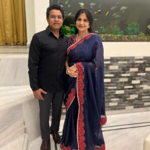 Kalyaan Dhev Instagram - Happy Anniversary & many more returns mom and dad! Love you both 😘🤗

#Familia