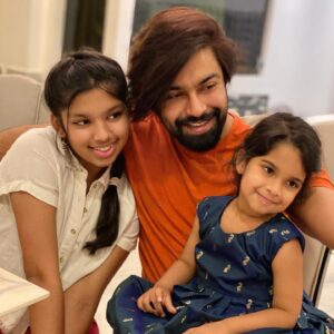 Kalyaan Dhev Instagram - My Christmas Present 🎁 turns 3! Happy Birthday my lil baby @navishka_k 🎂 🎄🥰 
Love you ♾ 

#HBDNavishka #NavishkaTurns3 #DaughtersAreTheBest