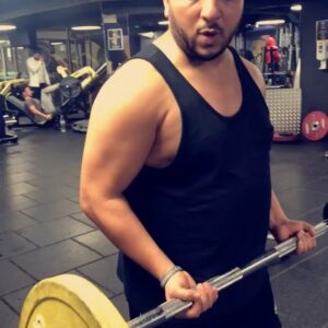 Kamel Djibaoui Instagram - Quand tu décide vraiment de te mettre au sport mais sans ambitions réel 😂🤣🤦🏽‍♂️👉🏻tag un pote qui est nul a la salle #fitness #sport #funny #bodybuilding @laura_petard @shannakress83 @raphoupeps