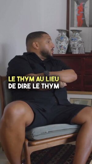 Kamel Djibaoui Instagram - 🎙️ EXTRAIT PODCAST | @djibaouikamel : La dualité de la célébrité éphémère 🌟💔

Les feux de la rampe, les millions de téléspectateurs… et les étiquettes qui vous collent à la peau. Kamel Djibaoui et Benoît abordent dans cet extrait les défis insoupçonnés du monde de la télé-réalité.

Au-delà de la notoriété soudaine, l’un des problèmes majeurs de la télé-réalité est le contraste entre le statut de célébrité et l’absence de ressources financières correspondantes. Kamel décrit sa transition difficile post-‘Loft Story’, où être chauffeur de bus tout en étant reconnu nationalement devenait impossible. Sans travail, sans revenus conséquents, il met en lumière la réalité souvent tue : “Tu es une star, mais pauvre.”

Une réflexion poignante sur la face cachée de la célébrité éclair. 📺🌒

Pour en savoir plus sur le parcours unique de Kamel et les coulisses de la télé-réalité, rendez-vous sur notre podcast. 🔗 [Lien dans la bio]

#KamelDjibaoui #LoftStory #TéléRéalité #Étiquettes #CélébritéÉphémère #Challenges #LEspoirFaitRire #Sperantia #Podcast #fy