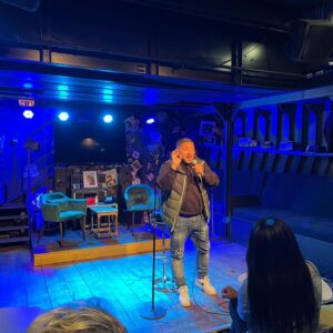 Kamel Djibaoui Instagram - Lorsque apprendre est amusant, l’avenir deviens prometteur!! 😉🤲🏼❤️🎤 #drôle #standupcomedy #newproject #scene #comedie