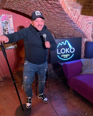 Kamel Djibaoui Instagram - Vous pouvez lui répondre à ma place s´il vous plait 🎤😂

Quand t’es sur scène et qu’on te demande ton CV 😅

Merci pour ce beau moment à Lille au @lokocomedyclub 

#standup #comedyclub #humour #public #comeback #venezmevoirsurscene