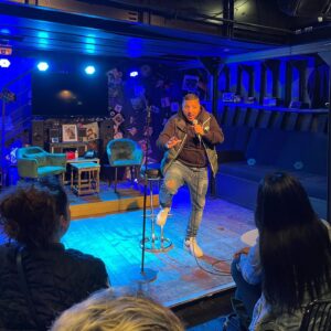 Kamel Djibaoui Instagram - Lorsque apprendre est amusant, l’avenir deviens prometteur!! 😉🤲🏼❤️🎤 #drôle #standupcomedy #newproject #scene #comedie