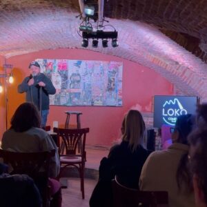Kamel Djibaoui Instagram - Vous pouvez lui répondre à ma place s´il vous plait 🎤😂

Quand t’es sur scène et qu’on te demande ton CV 😅

Merci pour ce beau moment à Lille au @lokocomedyclub 

#standup #comedyclub #humour #public #comeback #venezmevoirsurscene