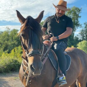 Kamel Djibaoui Instagram - Kamel allias Walker Texas Ranger 🤠
Les amis aimdez moi à choisir la meilleure photo!!😉🙏

#cowboy #cheval #picoftheday #voyages #var #acteur #comedie #tournage #asuivre