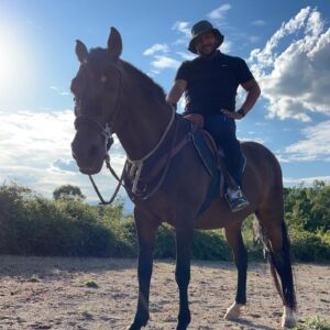 Kamel Djibaoui Instagram - Kamel allias Walker Texas Ranger 🤠
Les amis aimdez moi à choisir la meilleure photo!!😉🙏

#cowboy #cheval #picoftheday #voyages #var #acteur #comedie #tournage #asuivre