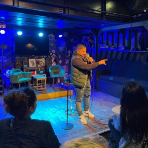 Kamel Djibaoui Instagram - Lorsque apprendre est amusant, l’avenir deviens prometteur!! 😉🤲🏼❤️🎤 #drôle #standupcomedy #newproject #scene #comedie