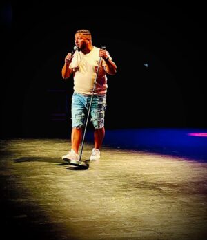 Kamel Djibaoui Instagram - « Sur scène, on fabrique devant le public, et j’aime fabriquer » 🔥🔥 #newpost #comedy #scène #humour #funny