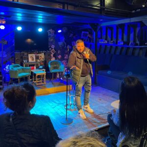 Kamel Djibaoui Instagram - Lorsque apprendre est amusant, l’avenir deviens prometteur!! 😉🤲🏼❤️🎤 #drôle #standupcomedy #newproject #scene #comedie
