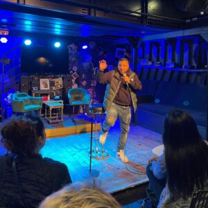 Kamel Djibaoui Instagram - Lorsque apprendre est amusant, l’avenir deviens prometteur!! 😉🤲🏼❤️🎤 #drôle #standupcomedy #newproject #scene #comedie
