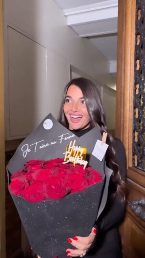 Kamel Guenfoud Instagram - The Delivery Man 📦🎁 #delivery #flower #rose #love #gift #couple #happy #paris #kameltatouage