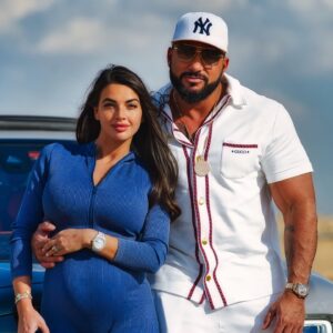Kamel Guenfoud Instagram - Only a few more days and we will be 3 in Dubai inshalla 🤲🏽🤰🏻 . Boy or Girl ? 👶🏽👧🏼. #Dubai #boys #girl #baby #8monthspregnant #love #dad #mum #happy ##laviedesaloméourien. 📸: @smoliing