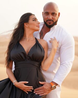 Kamel Guenfoud Instagram - Desert  🤰🏻part 2 🤣🤣🥰. #desert #dubai #pregnant #baby #love #couple #kameltatouage 📸@pic.by.sahra